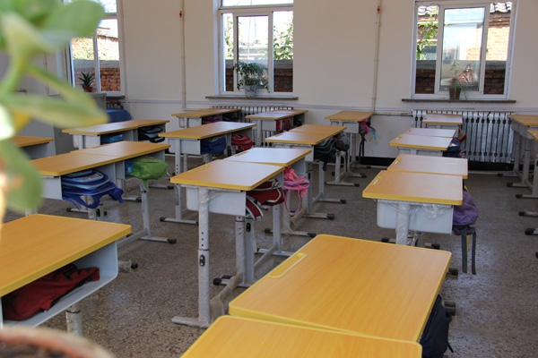 钢制课桌椅已成为购买学校家具的新一代宠儿。
